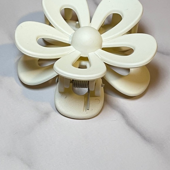 Milky White Cream Women's Fashion Flower Retro Hair Claw Clip - Picture 2 of 5